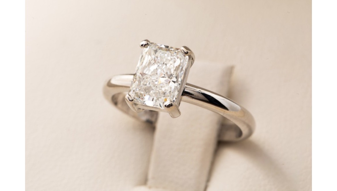 El fuego distintivo y la geometría vanguardista de los anillos de compromiso con corte radiant